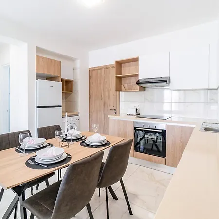 Appartement Adolina One Bedroom 103 By Ezoria *