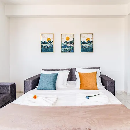 Adolina One Bedroom 103 By Ezoria Appartement